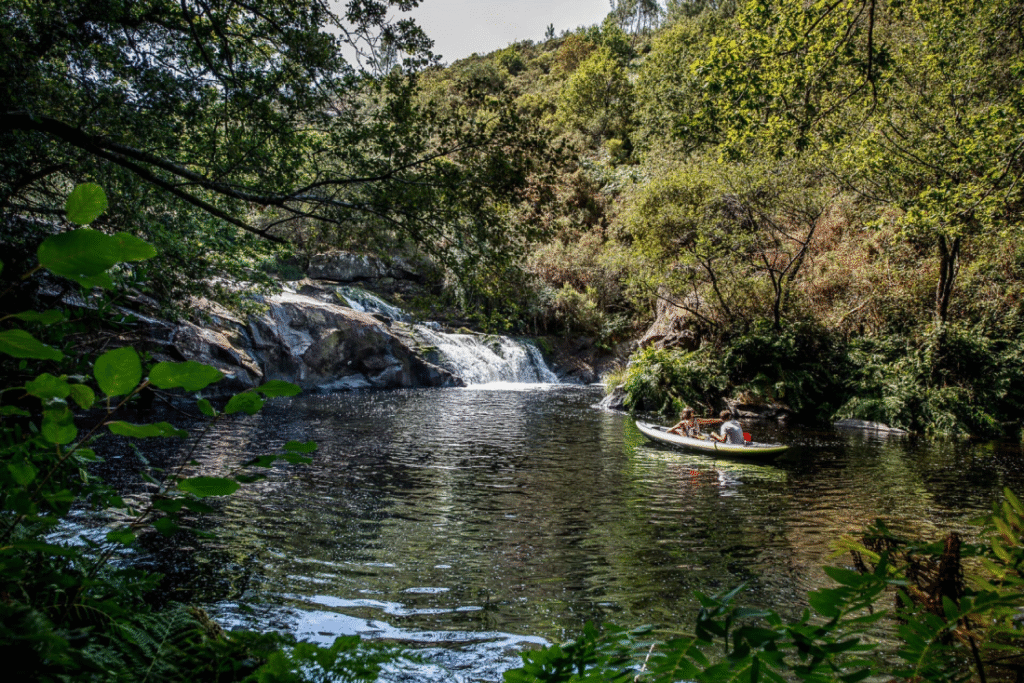 ubicado en la comarca de ulloa